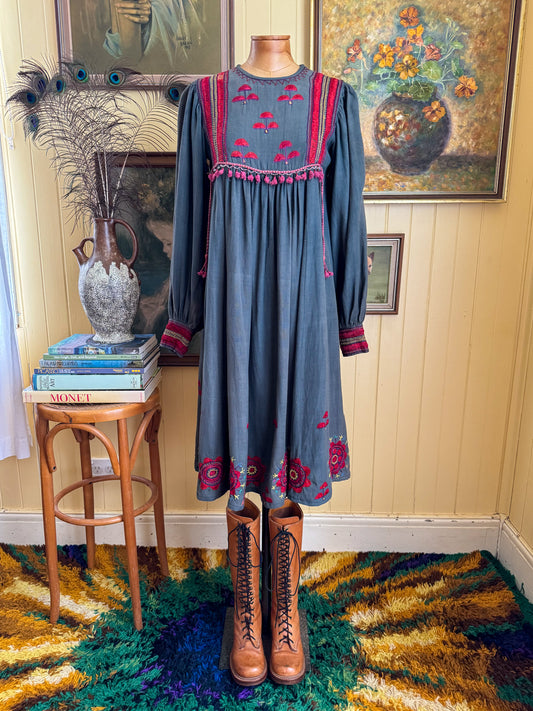 VINTAGE 1970S ANOKHI INDIAN COTTON EMBROIDERED MIDI DRESS S/M
